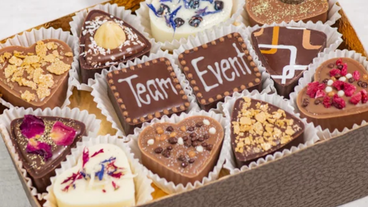 Pralinen und Truffes Schokoladen Teamevent 35 herzhafte Pralinen gefüllt mit Kreationen von denen wir nur schwärmen können. Lernen Sie an der Seite von professionellen Fachleuten das süsse Handwerk des Herstellens von Pralinen kennen. Jahrelange Erfahrungen im Schokoladen- und Kursbereich sowie Top Referenzen garantieren für die beste Qualität am Kurstag.