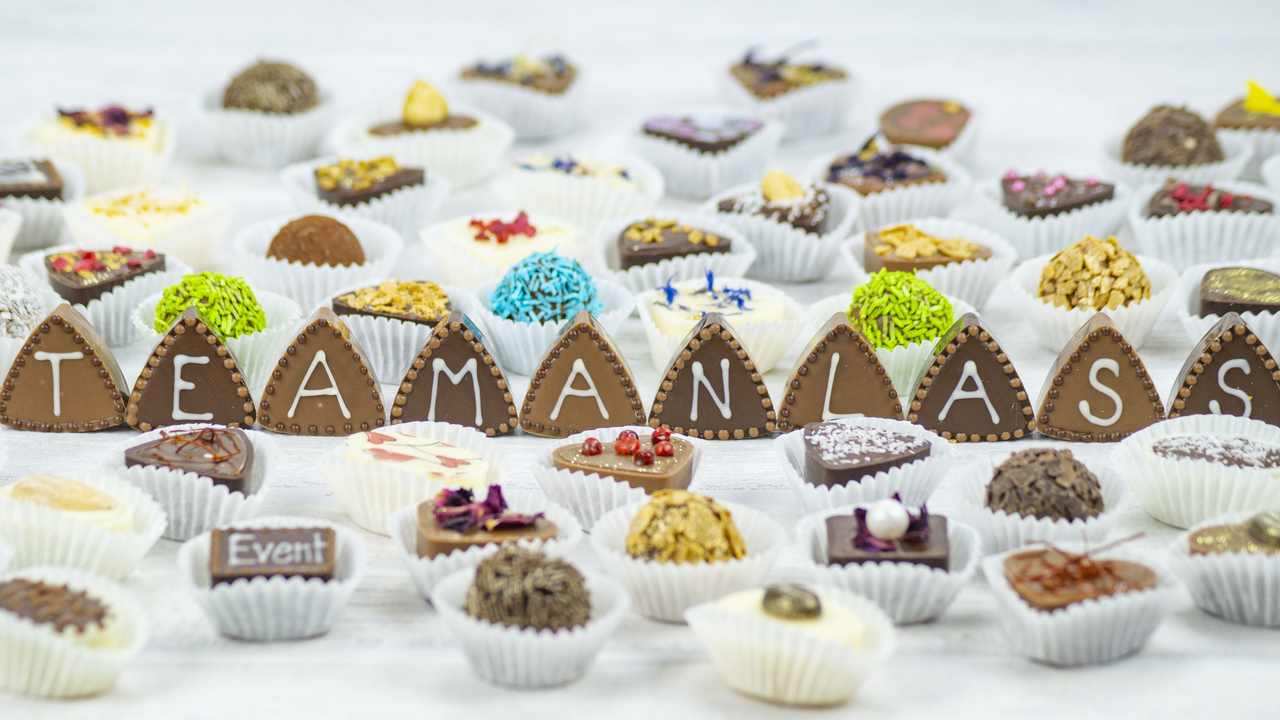 Pralinen und Truffes Schokoladen Teamevent 35 herzhafte Pralinen gefüllt mit Kreationen von denen wir nur schwärmen können. Lernen Sie an der Seite von professionellen Fachleuten das süsse Handwerk des Herstellens von Pralinen kennen. Jahrelange Erfahrungen im Schokoladen- und Kursbereich sowie Top Referenzen garantieren für die beste Qualität am Kurstag.