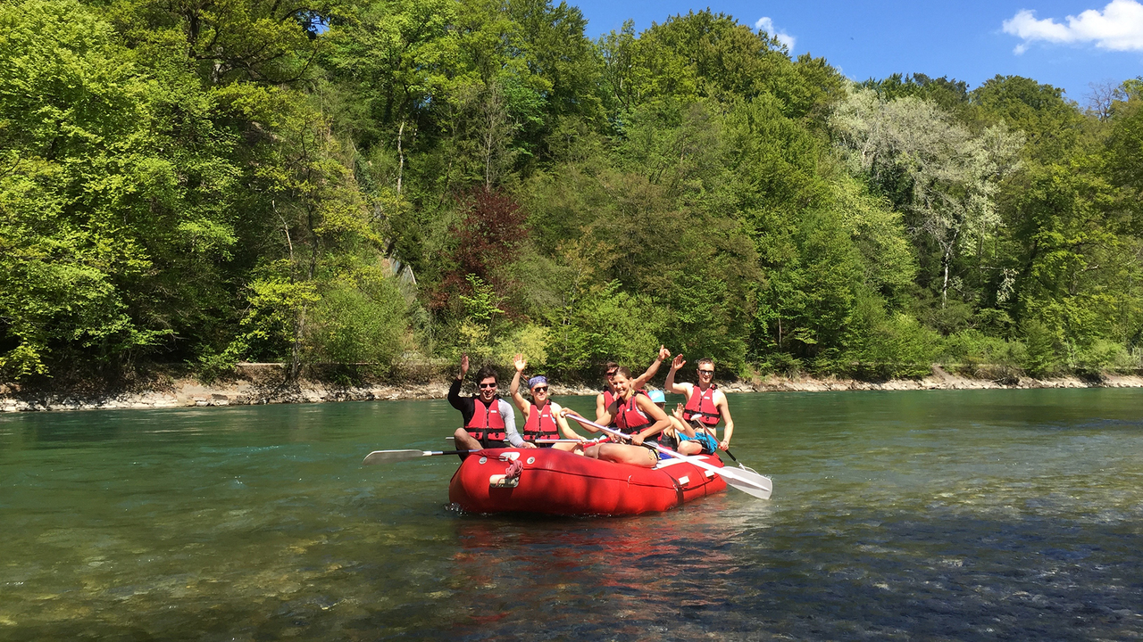 Der Klassiker aller Flussfahrten der Schweiz zwischen Thun und Bern, der Schweizer Hauptstadt und UNESCO Welterbe! Geniessen Sie und Ihr Team den majestätischen Fluss während knapp zwanzig Kilometern auf einem 6-Personen-Schlauchbooten. Ideal für ein sommerlichen Firmenevent, Teamanlass, Teamevent oder privaten Gruppenausflug.