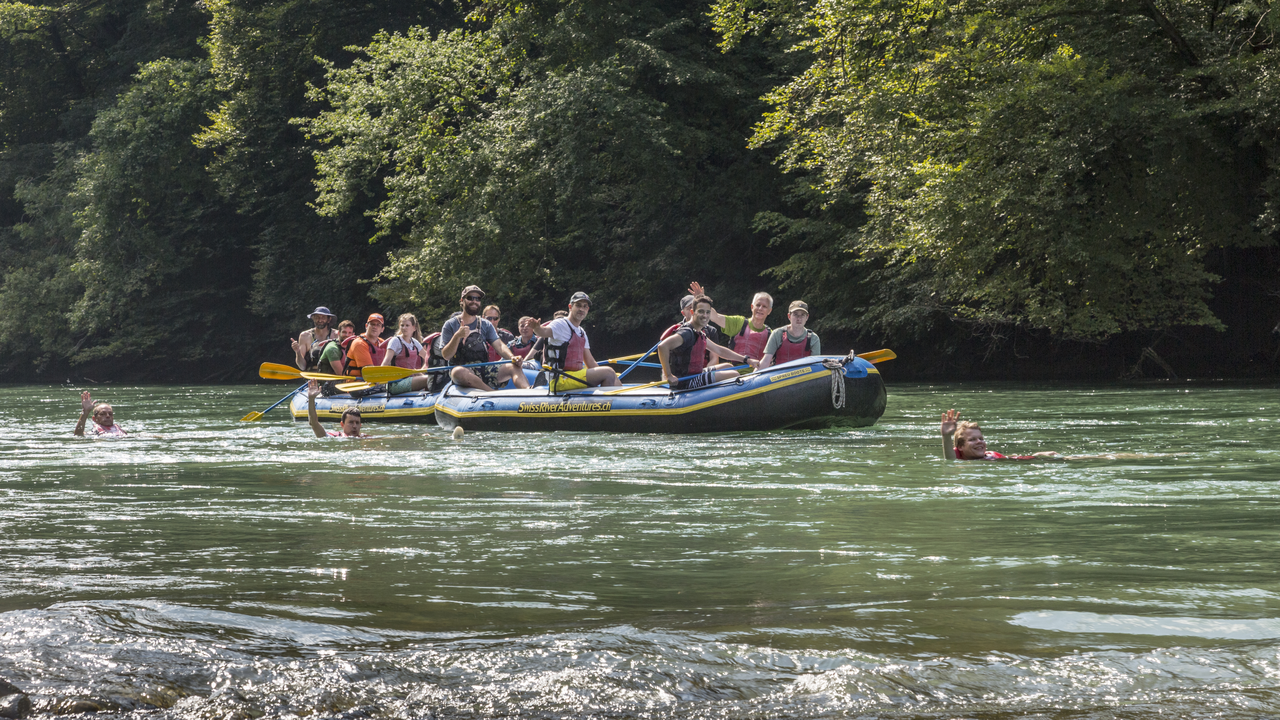 Schlauchboot/ Funyak Tour Reuss Die Reuss bietet verschiedene Strecken für gemütliche Flusstouren. Zwei besonders schöne Strecken für Halbtagestouren sind die Strecken Bremgarten – Mellingen und Mellingen – Gebenstorf. Beide Strecken sind sowohl vom Zeitbedarf als auch vom Niveau sehr ähnlich – wählen Sie einfach die Strecke, die Ihnen logistisch am besten aufgeht. Rund zwei Stunden gleiten wir auf dem Fluss durch das Grün des Mittellands, in Booten für bis zu 9 Personen plus Guide.
