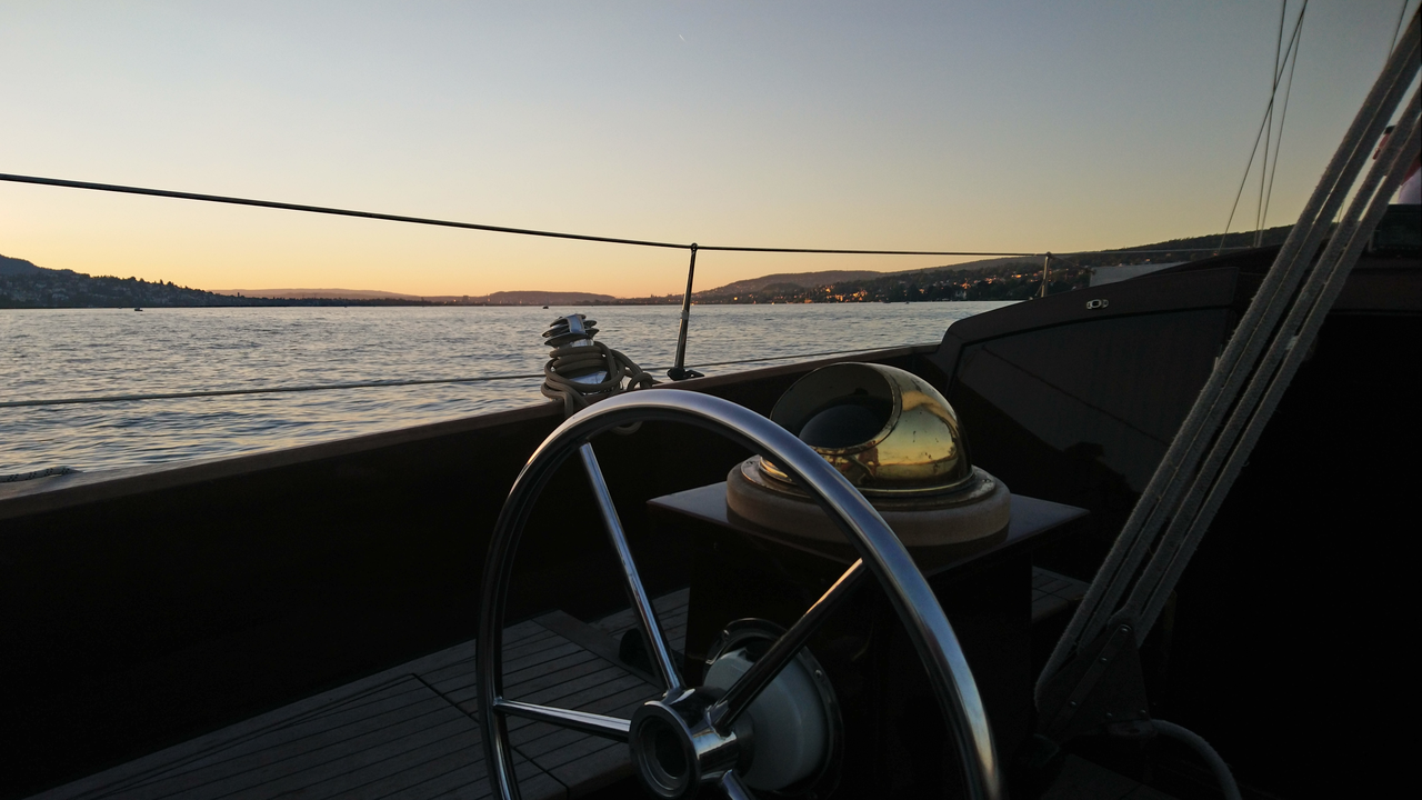 Segeln & Bierbrauen: Ein ganz heisser Tip für Ihren Teamanlass, das Kundenevent oder einen Geschäftsausflug. Auf der Oldtimer-Yacht, einem wahren Schmuckstück, geniessen Sie entspannte Stunden auf dem Zürichsee und erleben die Faszination des Segelns.