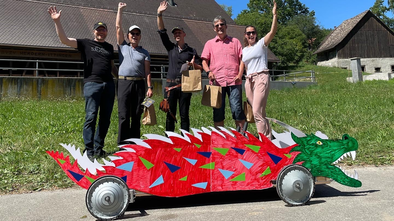 Seifenkisten bauen und Grand-Prix Machen Sie mit beim unvergesslichen Seifenkisten-Plausch-Event für alle: Seifenkisten bauen und anschliessend damit Seifenkisten-Rennen fahren. Fördern Sie einen Halbtag lang Teamgeist und Kameradschaft. Wir geben Gas, damit Ihr Ausflug zum vollen Erfolg wird. Die Teilnehmenden bauen in Kleingruppen eine Seifenkiste (Mechanikbausatz und Kreativ-Carrosseriebau). Anschliessend messen sich die Teamkollegen während eines Seifenkistenrennens.