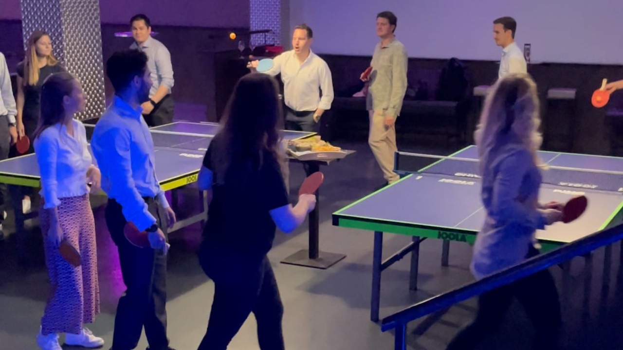 Ping Pong Abend mit Pizza Spielen Sie an bis zu 15 Pingpong-Tischen und geniessen Sie gemütliche Stunden an der Bar. Beim lockeren Rundlauf geniessen Sie ein kühles Getränk und spielt Pingpong. Wer die Herausforderung sucht, kann sich an einem der mehereren professionellen Ping Pong Tischen sportlich austoben. Samstag geschlossen.