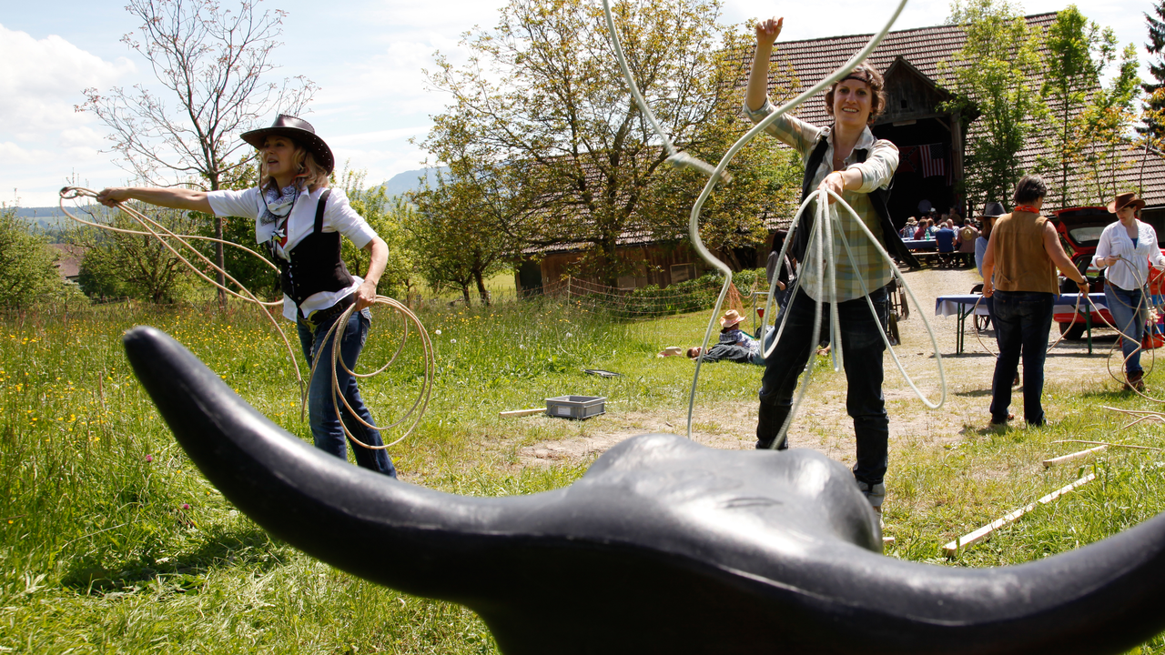 Westernspiele Ihre Kollegen, Kunden oder Freunde erleben hier den Wilden Westen. Sie amüsieren sich bei den verschiedenen Aktivitäten wie Lasso-Werfen oder Gold schürfen. Dazu wird Ihnen Kulinarisches passend zum Anlass offeriert und rundet Ihr Erlebnis ab. Und die Country Ranch bietet die Möglichkeit, das Event bei jedem Wetter stattfinden zu lassen.