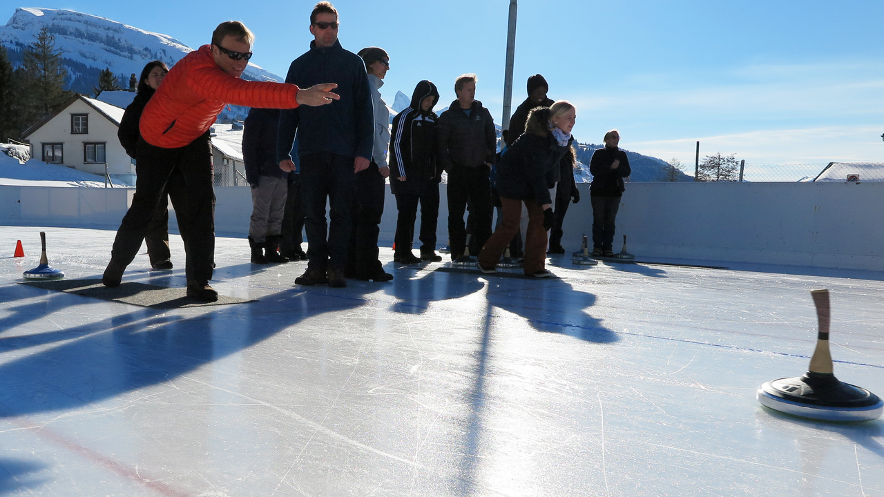 Winterspiele Sie wollen für Ihre Mitarbeiter oder Kunden auch im Winter ein originelles Event bieten, das draussen stattfinden kann? Dann ist dieser Ausflug die passende Wahl. Spassige Aktivitäten wie Schneegolfen, Fassdaubenrennen oder Curling erwarten Sie und Ihre Kollegen. Der Ausflug geht in die Region Toggenburg, die als schneesicher gilt.