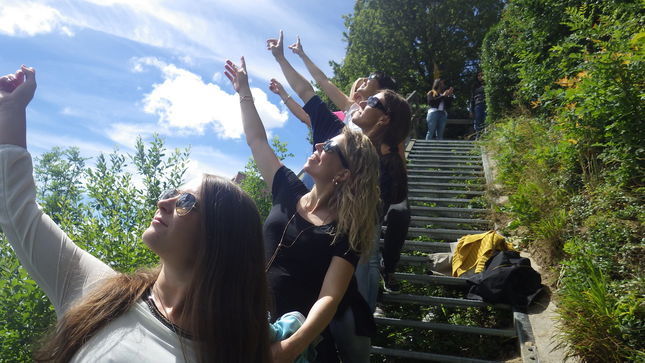 Top of Zürich Game Eine Entdeckungsreise am Uetliberg mit Ihrem Team: In Kleingruppen gehen Sie auf die Pirsch und suchen in versteckten Winkeln des Zürcher Hausbergs nach den richtigen Antworten. Der Clou: Unterwegs zeigen Sie Ihre kreative Seite und halten mit Ihrem Team unvergessliche Bilder fest. Den Teamwettbewerb gewinnt, wer am Ende mit den richtigen Antworten, den besten Fotos und den meisten Punkten glänzt.
