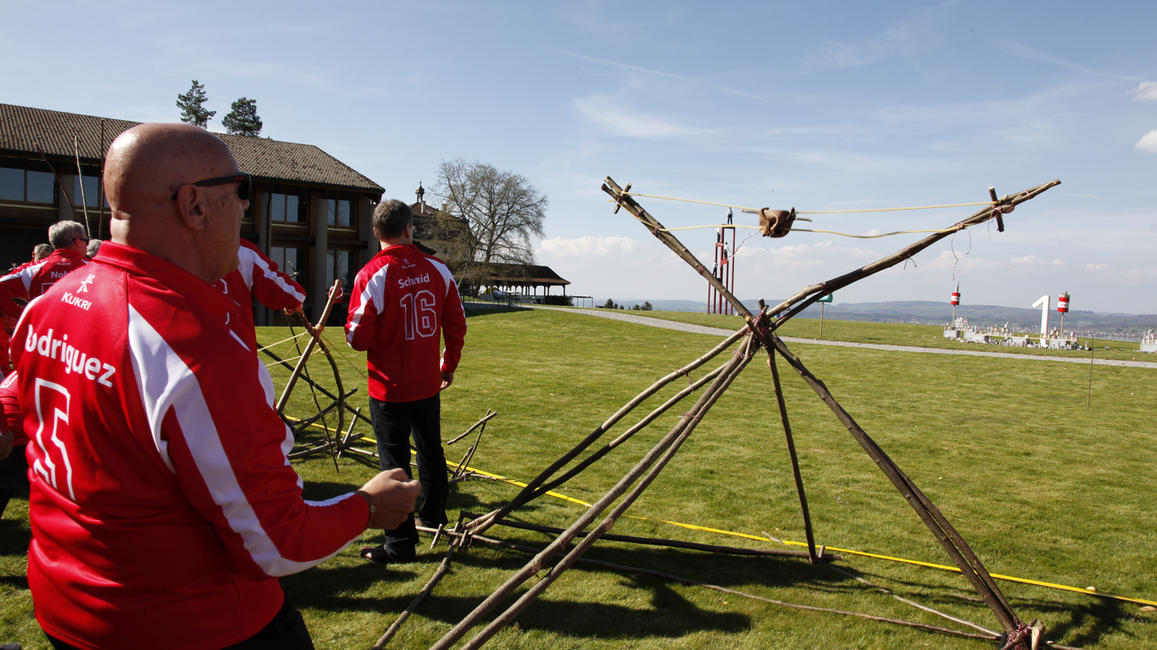 Katapult Challenge Dieses spektakuläre Programm vereint Teamtraining und Action! Beim Bau der Riesenschleudern aus Rundhölzern sind der Kreativität keine Grenzen gesetzt. Je raffinierter und durchdachter die Teams ihre Katapulte bauen, desto besser treffen sie beim anschliessenden Wettschiessen. Als Munition dienen Kartoffeln oder Schneballen.