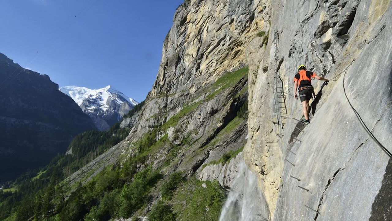 Klettersteig – mit dem Team in die Höhe: Der als «schönster Klettersteig der Alpen» prämierte Klettersteig im Berner Oberland bietet Ihnen ein Teambuilding-Abenteuer der besonderen Art. Wollen Sie den Teamspirit fordern und fördern? Dann ist diese geführte Klettertour genau das Richtige. Der Klettersteig Allmenalp K4 im Berner Oberland bietet echten Nervenkitzel. Im Team ein solches Abenteuer zu erleben, ist unvergesslich und schweisst zusammen.