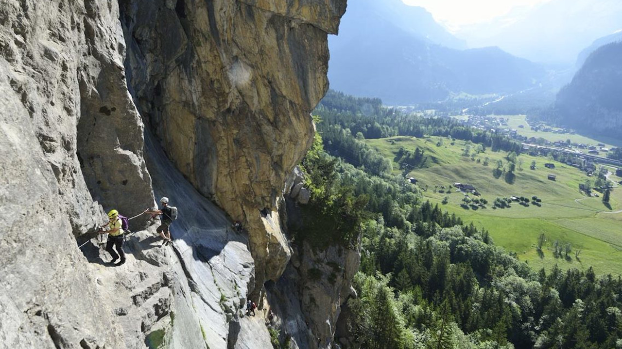 Klettersteig – mit dem Team in die Höhe: Der als «schönster Klettersteig der Alpen» prämierte Klettersteig im Berner Oberland bietet Ihnen ein Teambuilding-Abenteuer der besonderen Art. Wollen Sie den Teamspirit fordern und fördern? Dann ist diese geführte Klettertour genau das Richtige. Der Klettersteig Allmenalp K4 im Berner Oberland bietet echten Nervenkitzel. Im Team ein solches Abenteuer zu erleben, ist unvergesslich und schweisst zusammen.