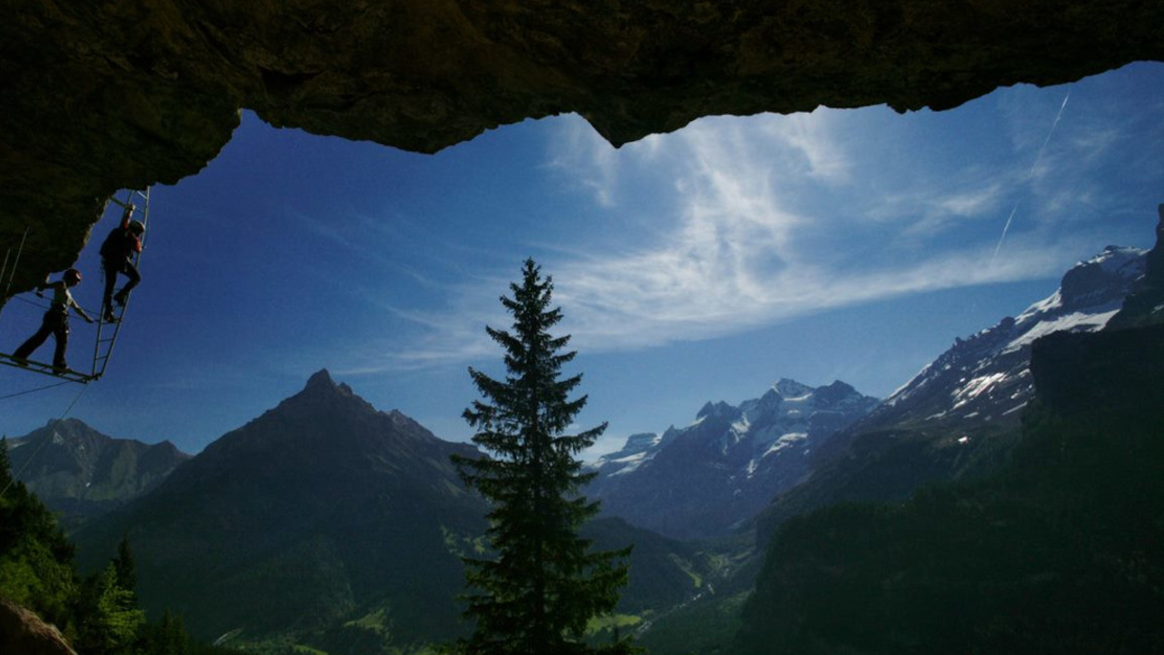 Klettersteig – mit dem Team in die Höhe Der als «schönster Klettersteig der Alpen» prämierte Klettersteig im Berner Oberland bietet Ihnen ein Teambuilding-Abenteuer der besonderen Art. Wollen Sie den Teamspirit fordern und fördern? Dann ist diese geführte Klettertour genau das Richtige. Der Klettersteig Allmenalp K4 im Berner Oberland bietet echten Nervenkitzel. Im Team ein solches Abenteuer zu erleben, ist unvergesslich und schweisst zusammen.