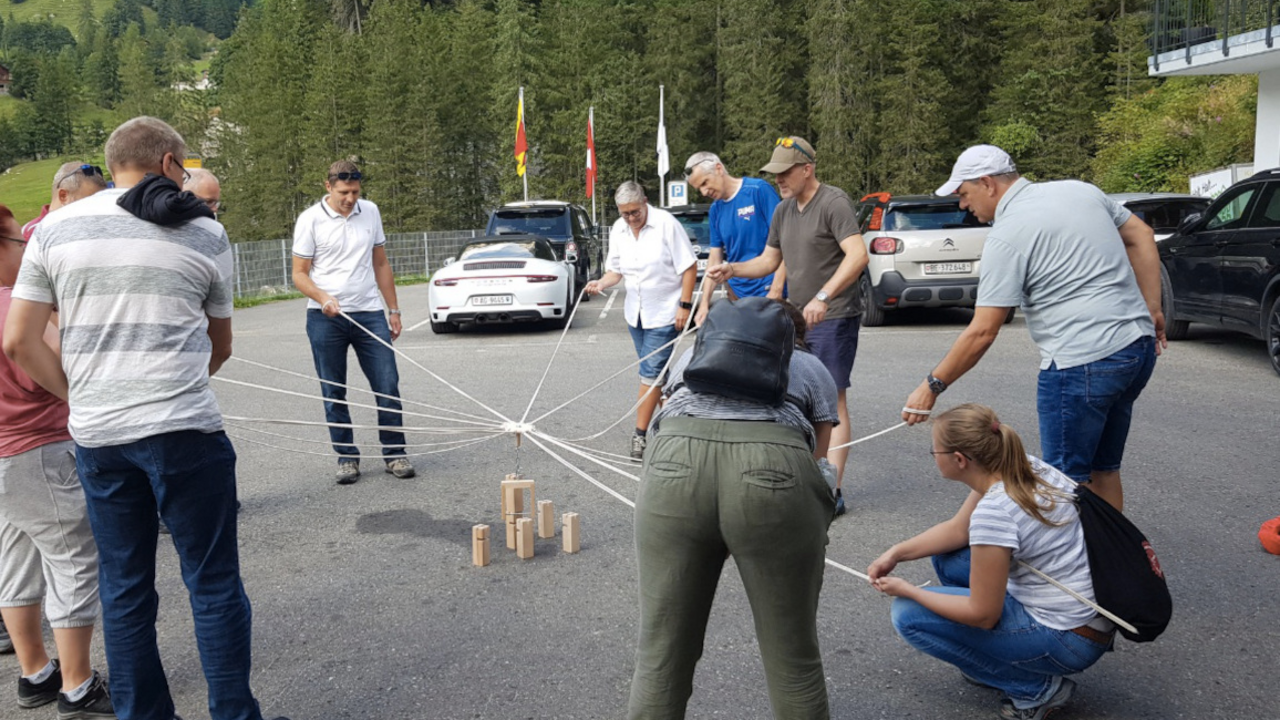 Fördern Sie den Zusammenhalt Ihres Teams mit Spielen, bei denen das Zuhören, Kommunizieren, Vertrauen und Koordinieren im Zentrum steht.