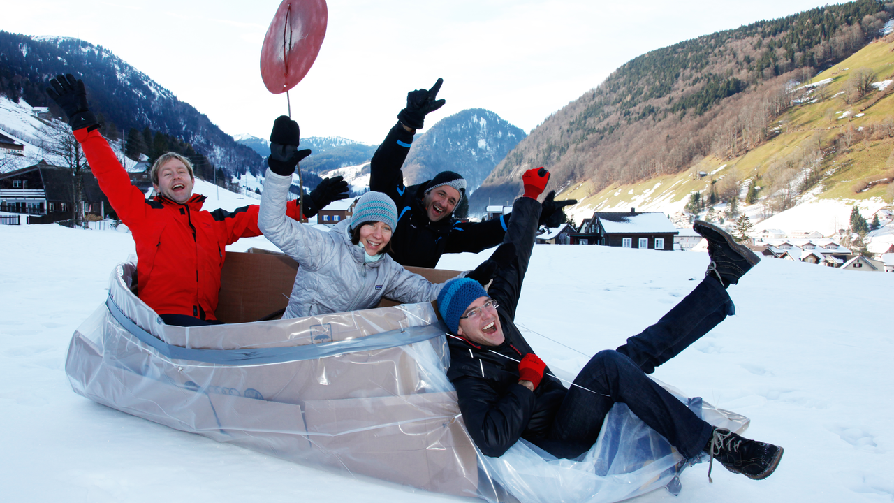 Schlittenbau, Spass und Kreativität Erleben Sie Teambildung auf eine spielerische Art und Weise. In verschiedenen Teams wird aus unterschiedlichen Materialien ein URO (undefiniertes rutschendes Objekt) erstellt. Bei diesem Event sind der Kreativität fast keine Grenzen gesetzt. So erinnern die Fahrzeuge an Schiffe, Flosse, Häuser, Raketen usw. Nur im Teamwork lassen sich gemeinsam die verschiedenen Ideen umsetzen.