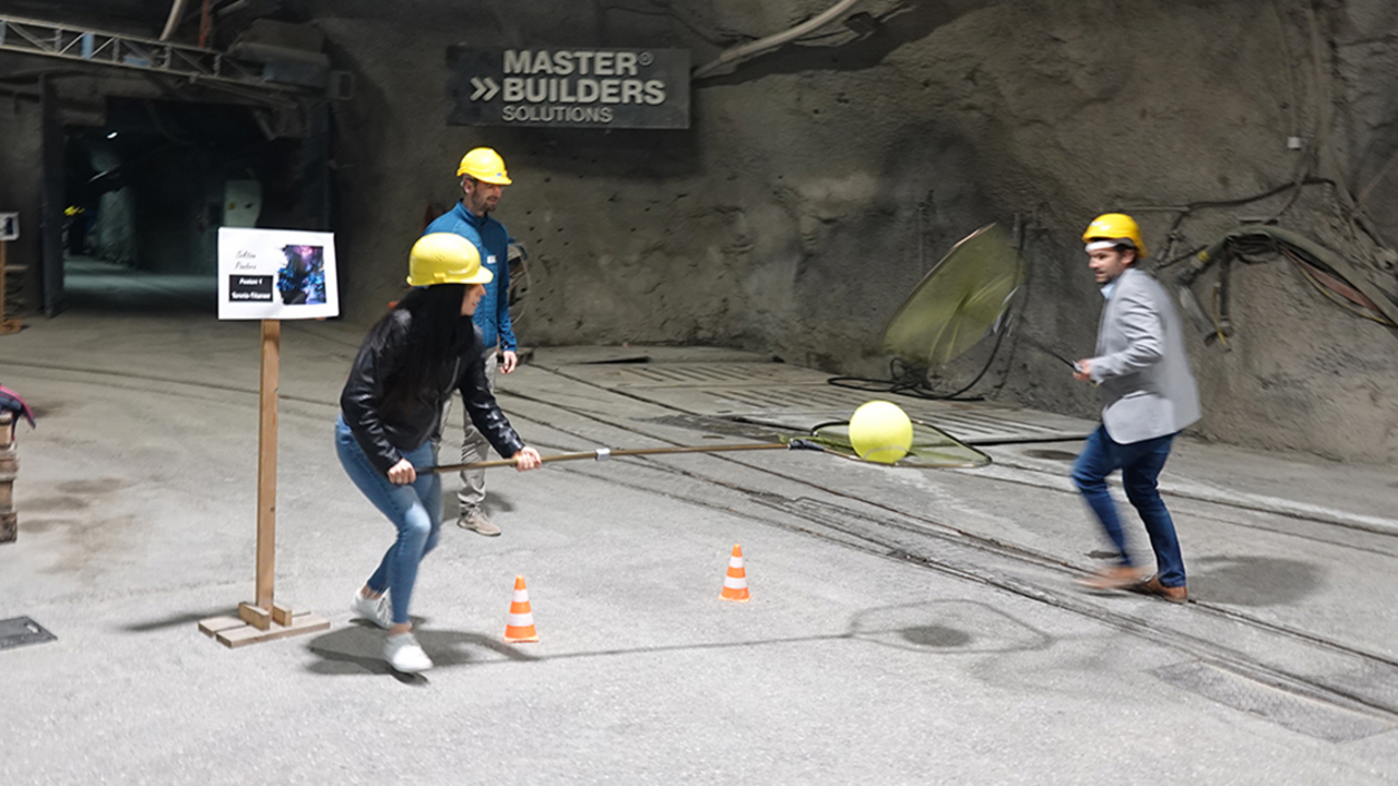 Bei der "Hagerbach Challenge" entdecken Teams die Stärken der Mitspieler und merken bald wie wichtig es ist zusammen zu spannen. Gleichzeitig wird der Stollen auf spielerische und spannende Weise kennengelernt. In Gruppen zu drei bis zehn Personen, begleitet von erfahrenen Guides, treten sie gegeneinander an – mit Aufgaben, die den Teamgeist stärken, die Zusammenarbeit fördern und für Begeisterung sorgen. Acht abwechslungsreiche Posten fordern Kopf und Körper: Von sportlichen Herausforderungen über knifflige Rätsel bis hin zu Geschicklichkeitstests – jedes Teammitglied kann seine individuellen Stärken einbringen.