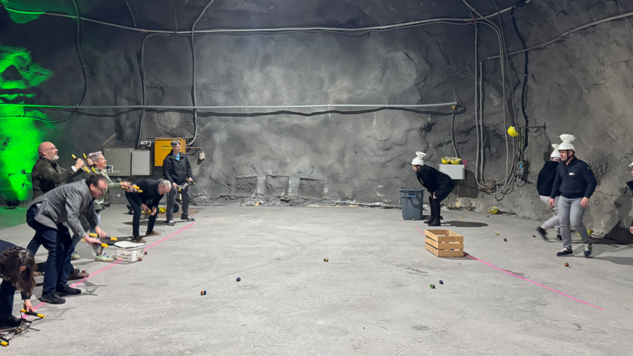 Bei der "Hagerbach Challenge" entdecken Teams die Stärken der Mitspieler und merken bald wie wichtig es ist zusammen zu spannen. Gleichzeitig wird der Stollen auf spielerische und spannende Weise kennengelernt. In Gruppen zu drei bis zehn Personen, begleitet von erfahrenen Guides, treten sie gegeneinander an – mit Aufgaben, die den Teamgeist stärken, die Zusammenarbeit fördern und für Begeisterung sorgen. Acht abwechslungsreiche Posten fordern Kopf und Körper: Von sportlichen Herausforderungen über knifflige Rätsel bis hin zu Geschicklichkeitstests – jedes Teammitglied kann seine individuellen Stärken einbringen.