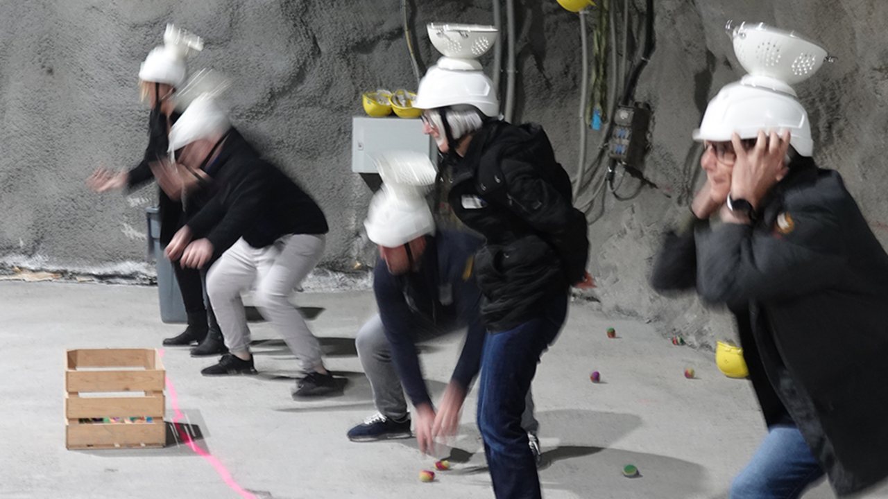 Bei der "Hagerbach Challenge" entdecken Teams die Stärken der Mitspieler und merken bald wie wichtig es ist zusammen zu spannen. Gleichzeitig wird der Stollen auf spielerische und spannende Weise kennengelernt. In Gruppen zu drei bis zehn Personen, begleitet von erfahrenen Guides, treten sie gegeneinander an – mit Aufgaben, die den Teamgeist stärken, die Zusammenarbeit fördern und für Begeisterung sorgen. Acht abwechslungsreiche Posten fordern Kopf und Körper: Von sportlichen Herausforderungen über knifflige Rätsel bis hin zu Geschicklichkeitstests – jedes Teammitglied kann seine individuellen Stärken einbringen.