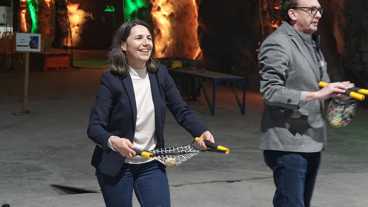 Bei der "Hagerbach Challenge" entdecken Teams die Stärken der Mitspieler und merken bald wie wichtig es ist zusammen zu spannen. Gleichzeitig wird der Stollen auf spielerische und spannende Weise kennengelernt. In Gruppen zu drei bis zehn Personen, begleitet von erfahrenen Guides, treten sie gegeneinander an – mit Aufgaben, die den Teamgeist stärken, die Zusammenarbeit fördern und für Begeisterung sorgen. Acht abwechslungsreiche Posten fordern Kopf und Körper: Von sportlichen Herausforderungen über knifflige Rätsel bis hin zu Geschicklichkeitstests – jedes Teammitglied kann seine individuellen Stärken einbringen.