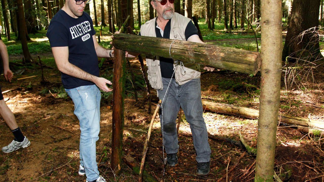 Stellen Sie sich folgende Situation vor: Sie unternehmen mit Ihrem Team eine Wanderung, bei welcher Sie sich hoffnungslos im Wald oder in den Bergen verirrt haben. Der rechte Weg lässt sich seit Stunden nicht mehr auffinden, und Sie laufen nur noch planlos umher. - Mit einer solchen oder ähnlichen Situation beginnt unser Fun Survival Teamtraining. Aber keine Sorge, Sie werden bei diesem Event nicht wie bei echten Survival Training an Ihre physische und psychische Grenzen gebracht!