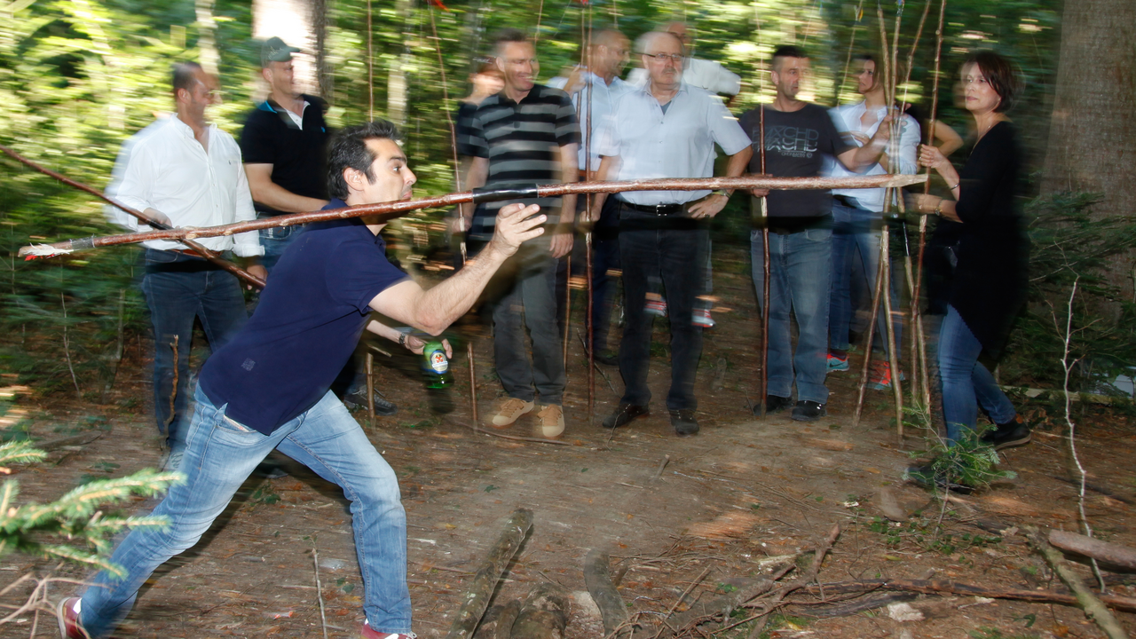 Fun Survival Teamtraining Stellen Sie sich folgende Situation vor: Sie unternehmen mit Ihrem Team eine Wanderung, bei welcher Sie sich hoffnungslos im Wald oder in den Bergen verirrt haben. Der rechte Weg lässt sich seit Stunden nicht mehr auffinden, und Sie laufen nur noch planlos umher. - Mit einer solchen oder ähnlichen Situation beginnt unser Fun Survival Teamtraining. Aber keine Sorge, Sie werden bei diesem Event nicht wie bei echten Survival Training an Ihre physische und psychische Grenzen gebracht!