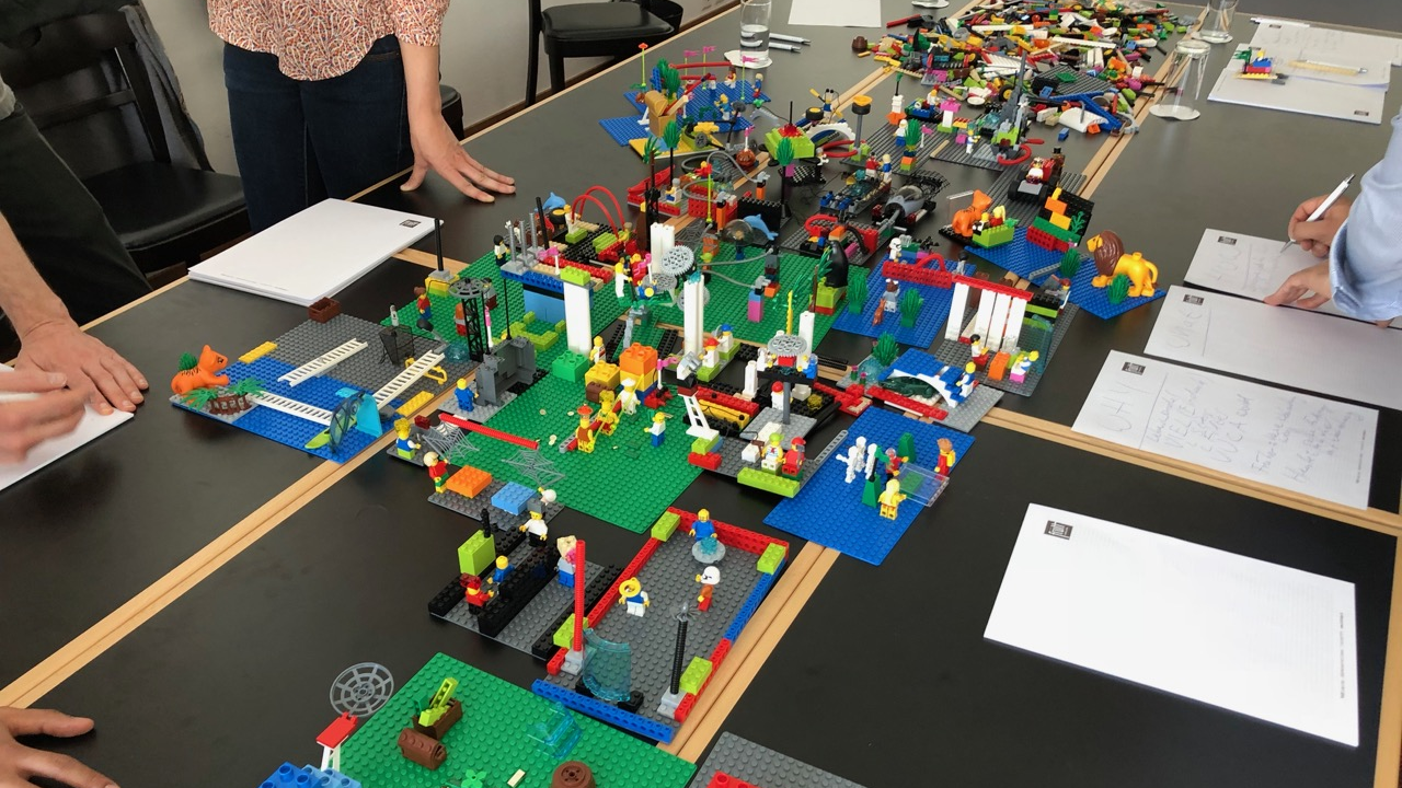 LEGO Serious Play Workshop Teambuilding Sie haben genug von langweiligen Teambuilding-Massnahmen? Sie möchten, dass sich Ihre Mitarbeitenden reflektieren und ihre Aufgabe im Team finden? Sie möchten Feedback als Vorgesetzter, ohne dass Ihnen die Mitarbeitenden direkt die Meinung sagen müssen?