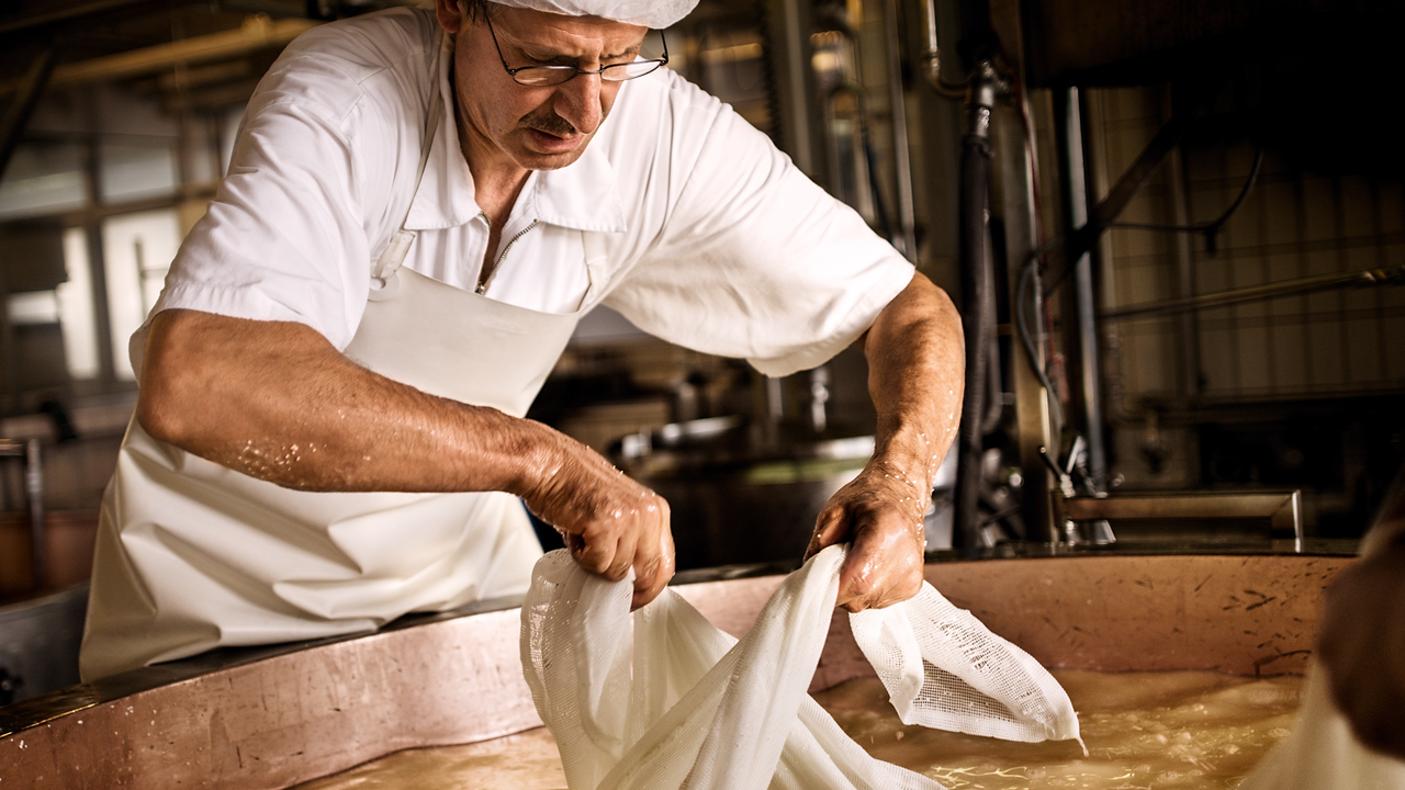 Schaukäserei und Team-Challenge Besuchen Sie zum Start Ihrer Teamchallenge den „Königsweg“ und erfahren Sie, wieso der berühmteste Schweizer Käse voller Löcher ist und erhaschen einen exklusiven Blick hinter die Kulissen der Käseherstellung.