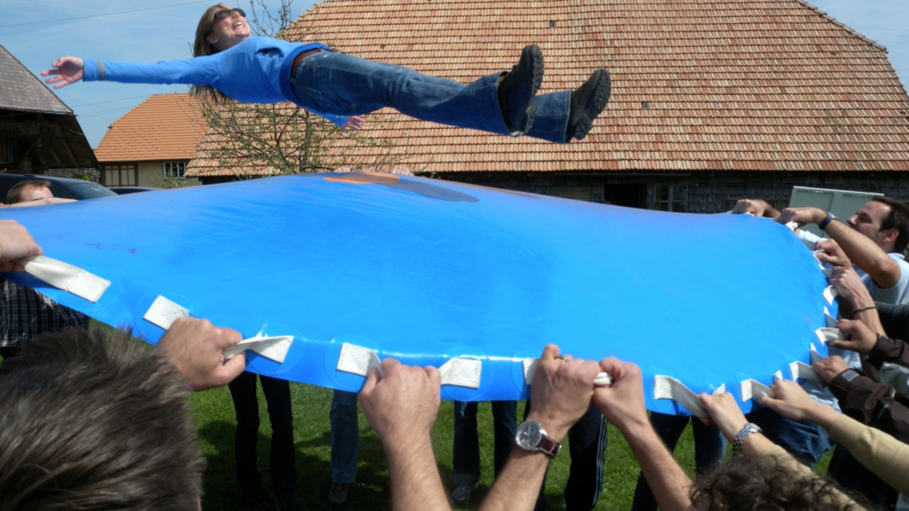 Teamentwicklung Teamevent Starke Teams sind zu Höchstleistungen fähig. Es sind die engagierten Mitarbeitenden, die eingespielten Teams, die im wirtschaftlichen Alltag über Sein oder Nichtsein, über Erfolg oder Misserfolg entscheiden. Wir tragen dieser Tatsache Rechnung und verschaffen Ihren Teams auf einzigartige Weise das erforderliche Rüstzeug zu einer ausgeprägten Teamfähigkeit und Ihrem Unternehmen den notwendigen Vorsprung.