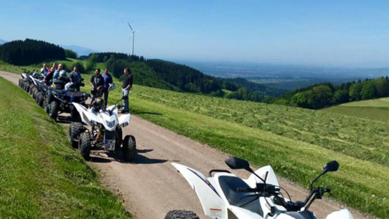 Quadtour in der Natur: Geniessen Sie mit Ihrem Team eine Quad Tour auf kaum befahrenen Strassen und Wegen. Ein abenteuerlicher Teamausflug mit viel Fahrspass. Die Quadtour auf dem spektakulären Vierrafahrzeug eignet sich gut als Teamausflug. Das Picknick aus dem Rucksack mit einem erfrischenden Getränk in der malerischen Natur der Schweiz darf dabei natürlich nicht fehlen.