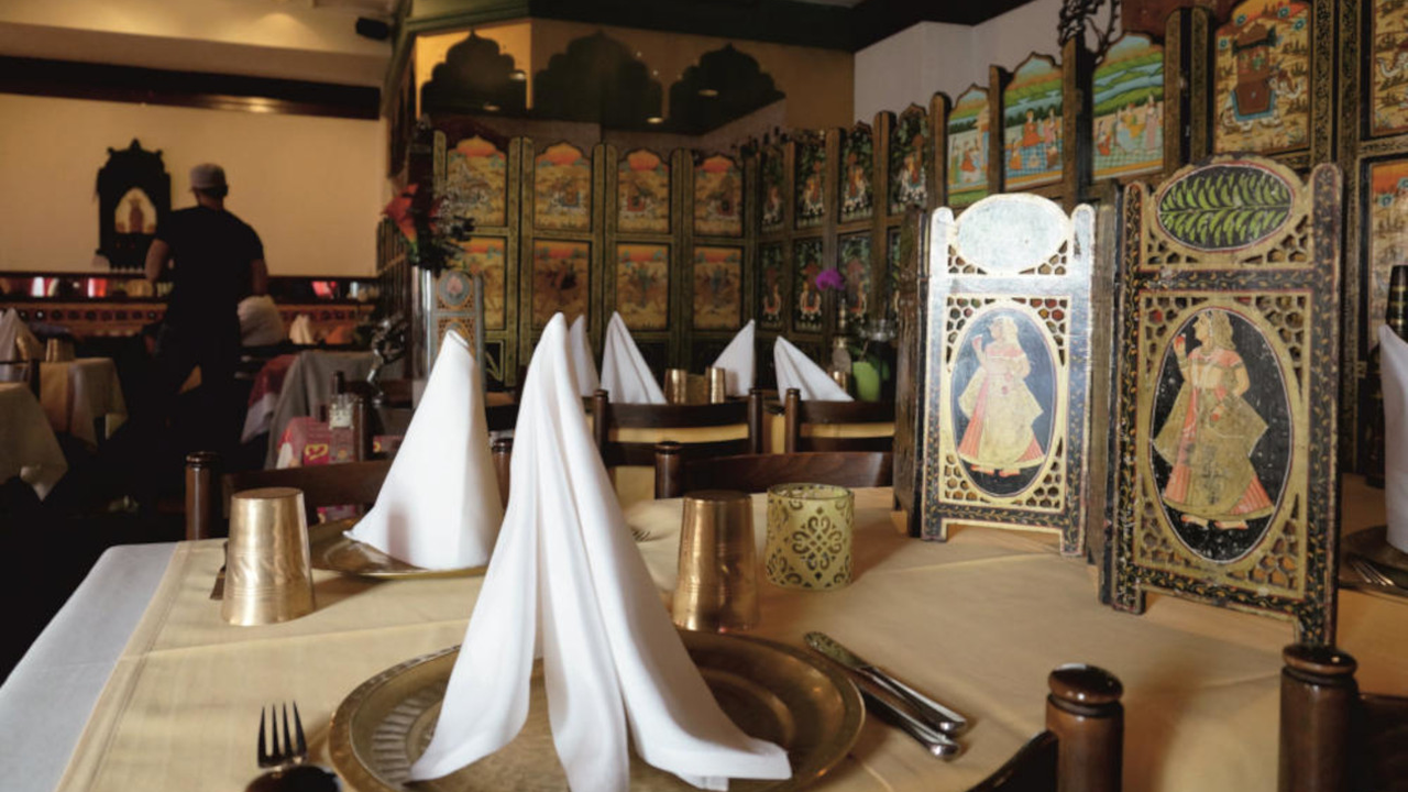 Probieren Sie sich durch die diversen indischen Köstlichkeiten an unserem Buffet und geniessen Sie einen gemütlichen Abend mit Ihrem Team in unserem indischen Restaurant mitten in Zürich.