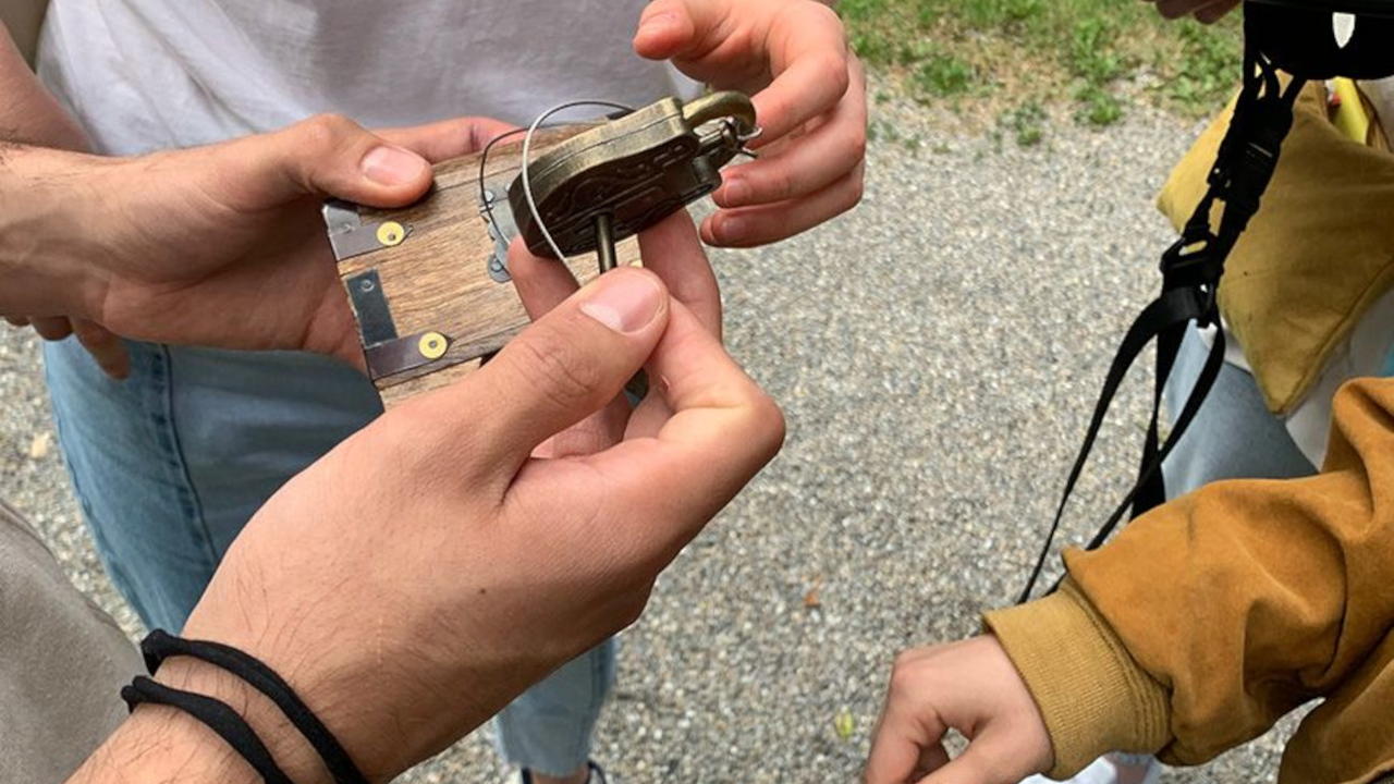 Outdoor Escape Room Baden Das neue Event «Der Gedankendieb» ist eine Mischung aus Escape Room und Schnitzeljagd. Ihr startet dabei in Gruppen von je 4 - 6 Personen zentral in Baden und durchforstet die Altstadt auf einer gemütlichen Rätseltour nach Hinweisen, um den spannenden Fall um den Jahrmarktsfluch nach rund 2 Stunden zu lösen. Mehrere Gruppen können zusammen spielen, oder gegeneinander im Wettbewerb antreten.