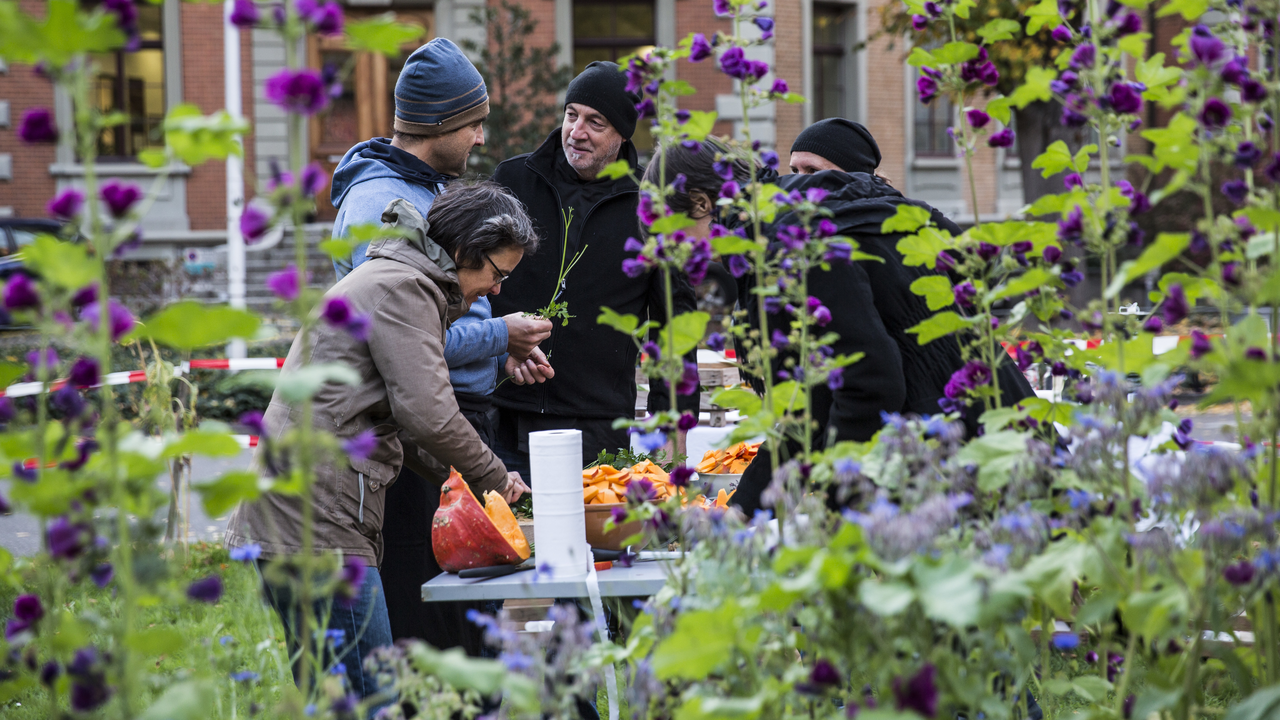 Feuerkochen im Herrenhaus Winterthur Ein altes Herrenhaus mitten in der Stadt. Ein Ort, an dem Feuerkochen auf den ersten Blick ungewöhnlich erscheint. Doch die alten Räume haben eine einzigartige Magie, inspirierende Düfte und bieten eine unbeschreibliche Atmosphäre. Auch die Gartenanlage lädt zum Verweilen und Geniessen ein und schottet Sie für wenige Stunden von der Aussenwelt ab. Dort kochen wir mit Ihnen am Feuer.