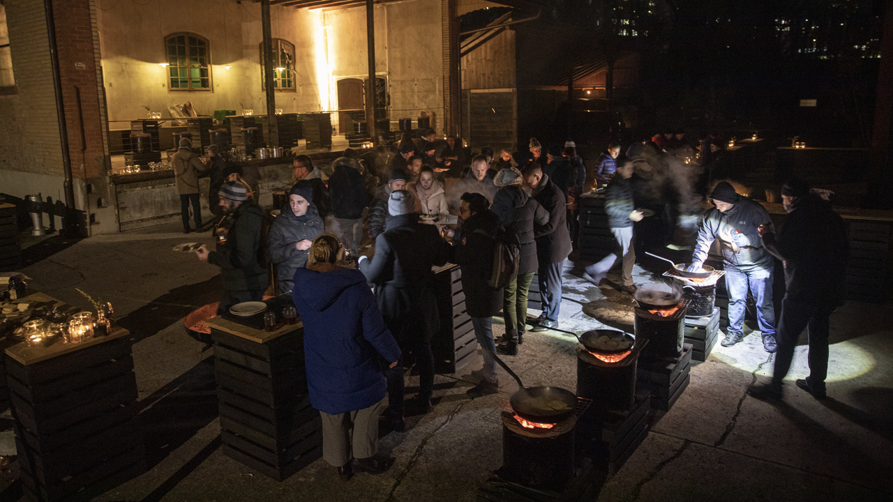 Feuerwok-Fondue im Winter Der Fondue-Event findet als gemütlicher Anlass draussen vor der Location ihrer Wahl statt. Die teilnehmenden Gäste bereiten nach einem Apéro das Fondue mit den gelieferten Zutaten unter Anleitung selbst zu. Alle Zutaten und das gesamte Equipment wird von uns angeliefert. Vom abgewogenen Käse in grossen Stücken, dem perfekten Weisswein dazu, einen gehörigen Schluck vom besten Burekirsch, natürlich die restliche Flasche davon, frischer Muskat, Kohle, Sitzhocker und natürlich die ausziehbaren Fondue-Gabeln.