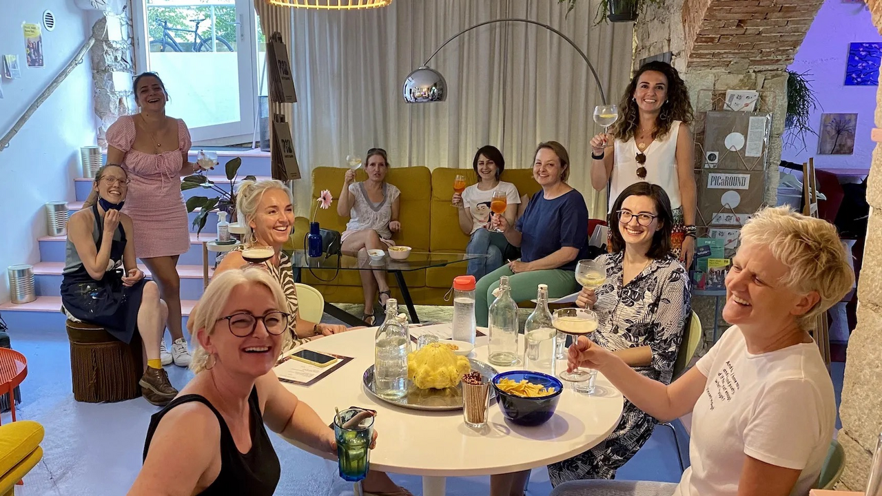 Painting Teamevent Basel: Having a team event in our atelier is an ideal alternative for a creative recreation and recharge after the never-ending days of work. If you are curious about experiencing something beyond words and logic, look no further!