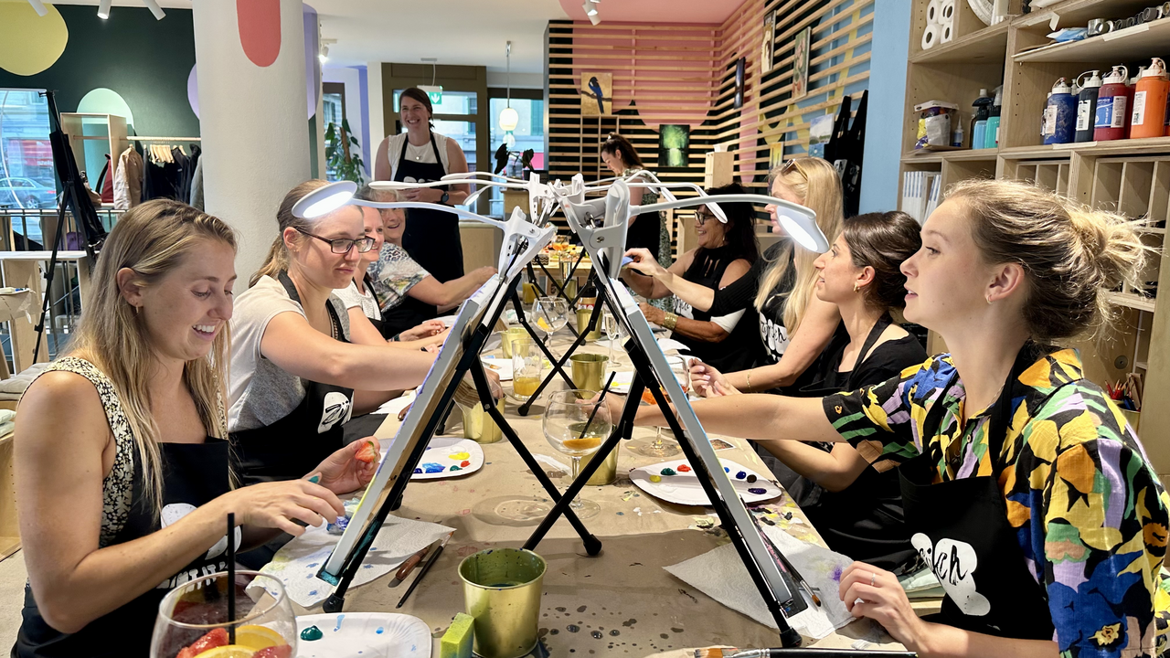 Malevent & Apero Zürich Entfalten Sie Ihre kreative Seite bei einer Mal-und-Sipp-Party mit uns! Wir bieten alles, was Sie für eine unterhaltsame und entspannende Teambuilding-Veranstaltung brauchen, einschliesslich aller Malmaterialien, Schritt-für-Schritt-Anweisungen von lokalen Künstlern und einer ungezwungenen Atmosphäre.