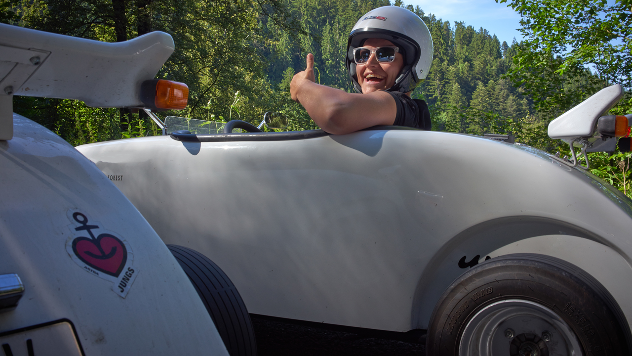 Mini-Hotrod-Tour Unsere einsitzigen Mini Hotrods mit voller Strassenzulassung versprechen Fahrspass vom Feinsten: mit 13,5 PS, direkter Lenkung und ohne Federung, vermitteln die Mini-Flitzer ein völlig neues Fahrgefühl. In Gruppen von bis zu zehn Personen führt ein Guide die Teilnehmenden zu den schönsten Hotspots der Region im Schwarzwald. Die Saison dauert von Mai bis Oktober.