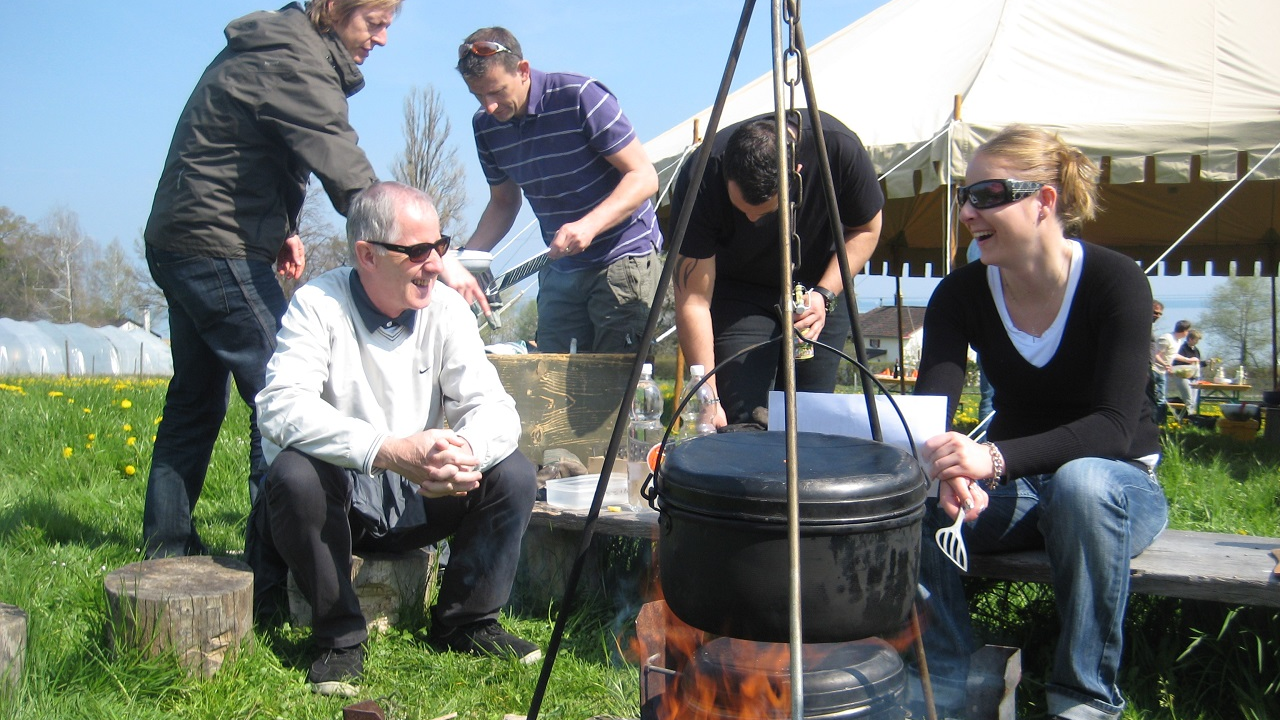 Funcooking - Outdoor Kochspass Ein Abenteuer mit kulinarischem Höhepunkt. In kleinen Teams gilt es ein Menü auf den Tisch zu zaubern. Mit Hokuspokus allein wird das Mahl nicht lecker. Dazu braucht es die Cleverness, Kreativität und Erfindergeist. Und nicht zuletzt die Freude am Essen: En Guete.