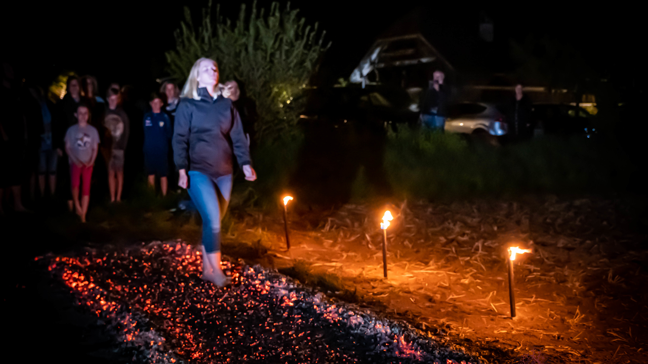 Ein Teamevent mit Wirkung: Mitarbeiter und Vorgesetzte erleben an diesem Anlass eine erweiterte Bewusstseinsstufe - der Firmenanlass wird zu einem unvergesslichen Event. Das Konzept Feuerlauf, verstärkt und fördert Teambildung, persönliches Selbstwertgefühl und steigert die tägliche Motivation. Sie können viel mehr, als sie sich zutrauen! Mit verschiedenen Übungen wird die Gruppe auf den Feuerlauf vorbereitet. Wir tun alles mit Freude und Leichtigkeit und gehen vom Kopf ins Herz. Der Gang über die Glut ist völlig freiwillig und ohne Gruppenzwang. Das Ritual erleben wir mit viel Spass, Leichtigkeit und Freude, ohne esoterisches Getue.