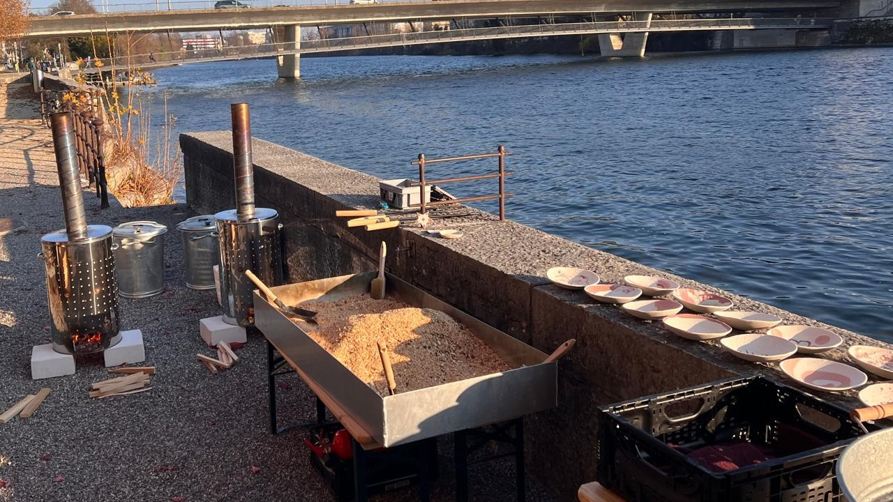 Entdecken Sie verborgene Talente und stärken Sie den Teamgeist auf einzigartige Weise! Sind Sie auf der Suche nach einer originellen Idee für Ihren nächsten Firmenevent, Geschäftsapéro, Ihr Firmenjubiläum oder einen runden Geburtstag? Wie wäre es mit einem kreativen Abenteuer, das Ihre Gäste nicht nur begeistert, sondern ihnen auch etwas Bleibendes mitgibt? Raku Brennen verbindet Kunst, Handwerk und Teamwork in lockerer Atmosphäre – ein Erlebnis, das noch lange in Erinnerung bleibt.