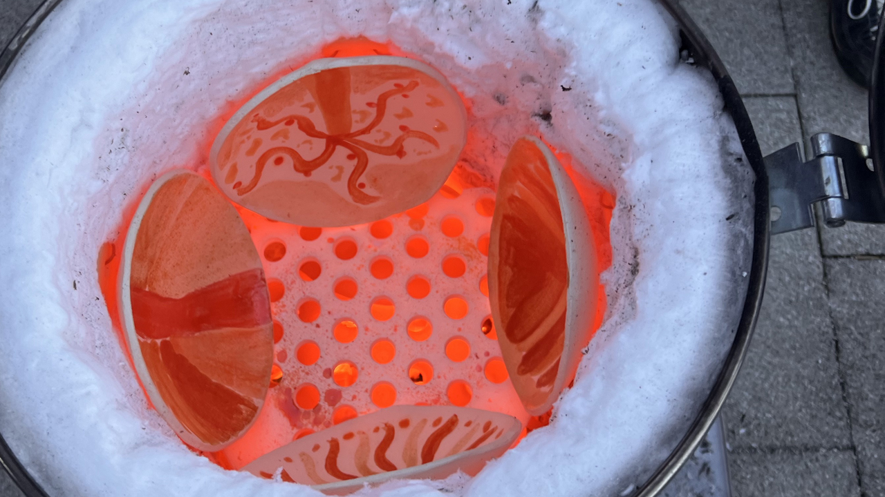 Entdecken Sie verborgene Talente und stärken Sie den Teamgeist auf einzigartige Weise! Sind Sie auf der Suche nach einer originellen Idee für Ihren nächsten Firmenevent, Geschäftsapéro, Ihr Firmenjubiläum oder einen runden Geburtstag? Wie wäre es mit einem kreativen Abenteuer, das Ihre Gäste nicht nur begeistert, sondern ihnen auch etwas Bleibendes mitgibt? Raku Brennen verbindet Kunst, Handwerk und Teamwork in lockerer Atmosphäre – ein Erlebnis, das noch lange in Erinnerung bleibt.