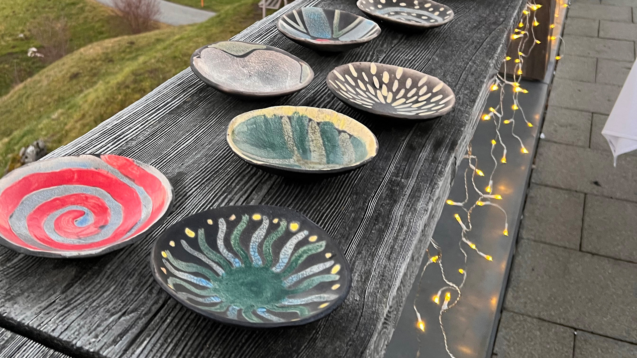 Entdecken Sie verborgene Talente und stärken Sie den Teamgeist auf einzigartige Weise! Sind Sie auf der Suche nach einer originellen Idee für Ihren nächsten Firmenevent, Geschäftsapéro, Ihr Firmenjubiläum oder einen runden Geburtstag? Wie wäre es mit einem kreativen Abenteuer, das Ihre Gäste nicht nur begeistert, sondern ihnen auch etwas Bleibendes mitgibt? Raku Brennen verbindet Kunst, Handwerk und Teamwork in lockerer Atmosphäre – ein Erlebnis, das noch lange in Erinnerung bleibt.