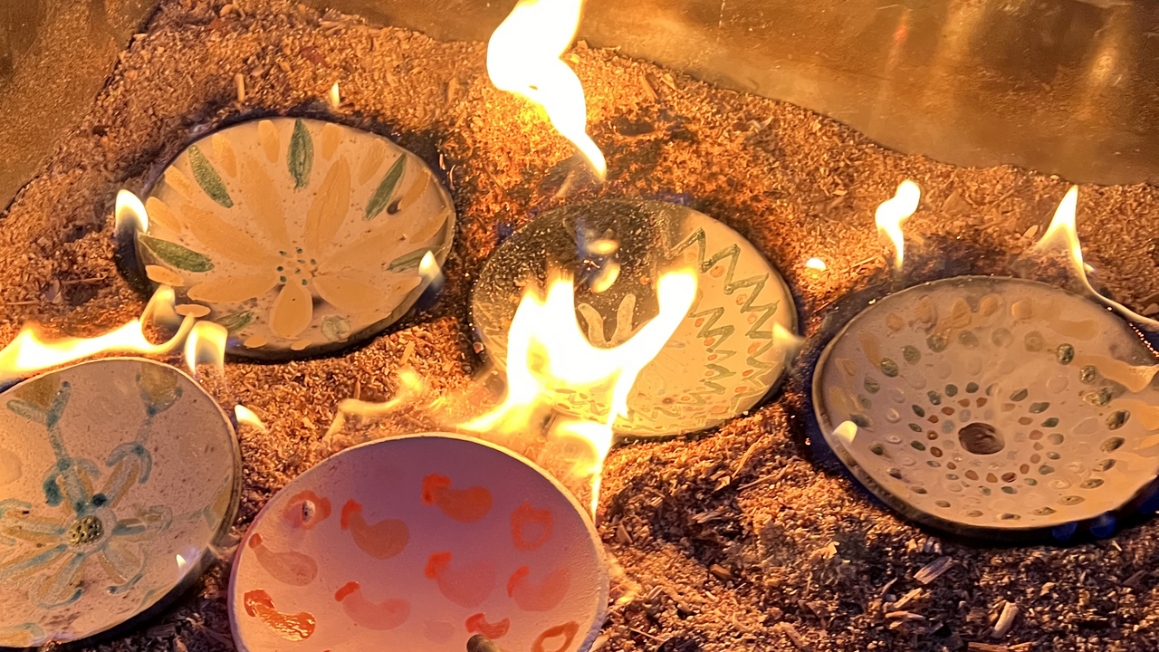 Entdecken Sie verborgene Talente und stärken Sie den Teamgeist auf einzigartige Weise! Sind Sie auf der Suche nach einer originellen Idee für Ihren nächsten Firmenevent, Geschäftsapéro, Ihr Firmenjubiläum oder einen runden Geburtstag? Wie wäre es mit einem kreativen Abenteuer, das Ihre Gäste nicht nur begeistert, sondern ihnen auch etwas Bleibendes mitgibt? Raku Brennen verbindet Kunst, Handwerk und Teamwork in lockerer Atmosphäre – ein Erlebnis, das noch lange in Erinnerung bleibt.