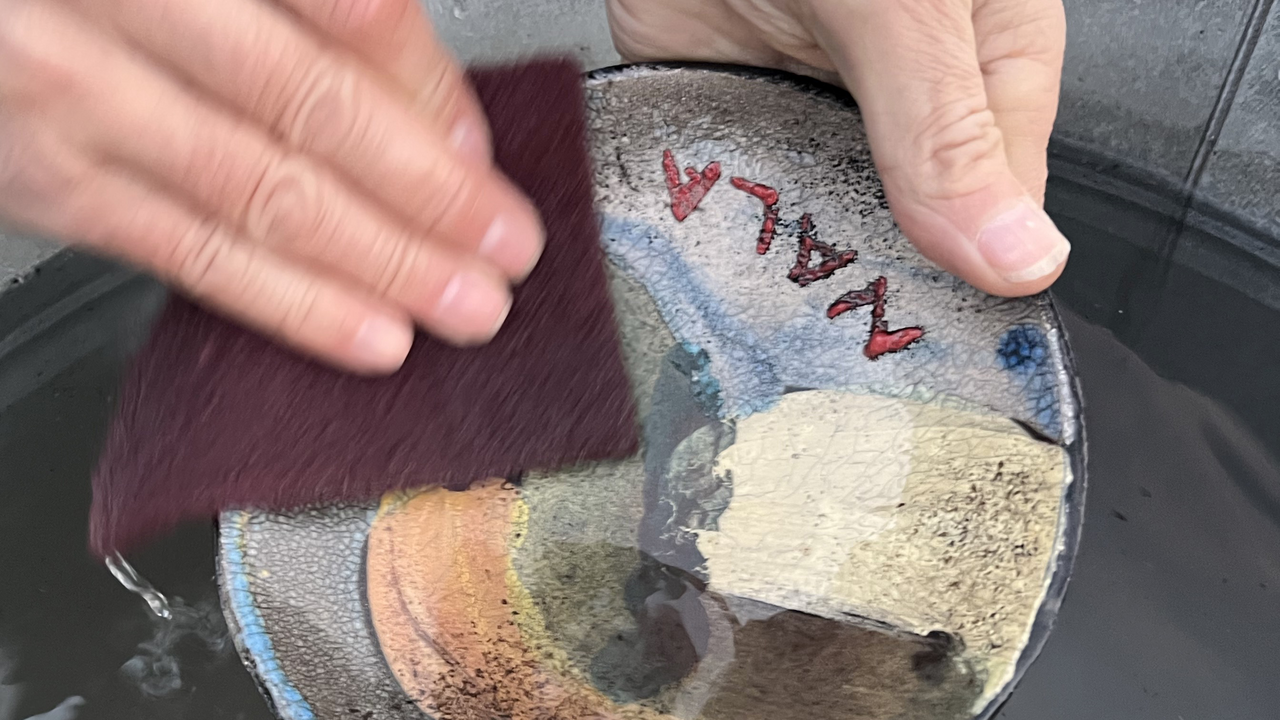 Entdecken Sie verborgene Talente und stärken Sie den Teamgeist auf einzigartige Weise! Sind Sie auf der Suche nach einer originellen Idee für Ihren nächsten Firmenevent, Geschäftsapéro, Ihr Firmenjubiläum oder einen runden Geburtstag? Wie wäre es mit einem kreativen Abenteuer, das Ihre Gäste nicht nur begeistert, sondern ihnen auch etwas Bleibendes mitgibt? Raku Brennen verbindet Kunst, Handwerk und Teamwork in lockerer Atmosphäre – ein Erlebnis, das noch lange in Erinnerung bleibt.