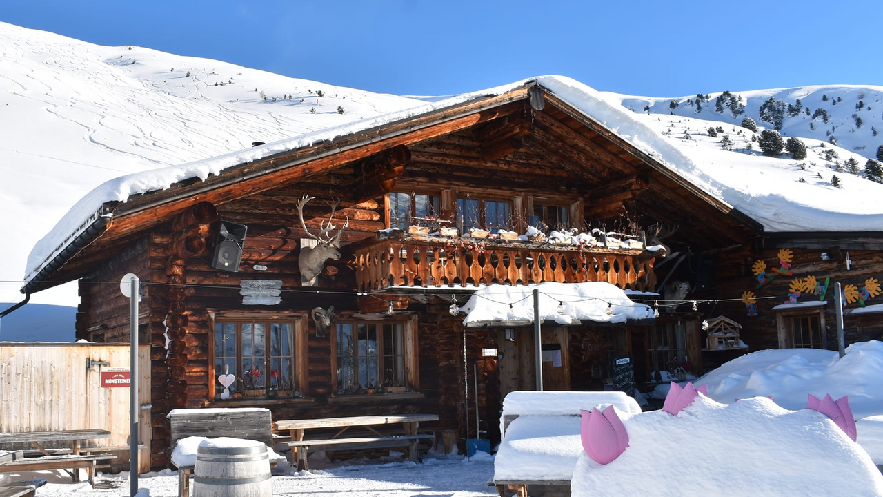 Winter-Teamevent: Airboard-Fun mit Schneeschuhtour & Fondueplausch Erlebt ein unvergessliches Winterabenteuer mit Action, Natur und Genuss! Perfekt für Firmenausflüge, Teamevents und Gruppenanlässe kombiniert diese Tour sportliche Aktivität mit einem gemütlichen Fondueplausch. Buchbar ist diese Abenteuer in Filzbach auf dem Kerenzerberg oder in Davos auf Pischa