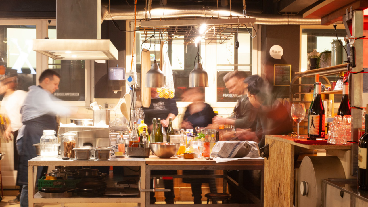 Kochevent Save Food Erleben Sie einen speziellen Kochevent an einem einzigartigen Ort. Unsere Eventküche befindet sich in einer ehemaligen Bäckerei. Küche und Essbereich sind persönlich, cool und mit dem gewissen Etwas eingerichtet.Food save ist ein grosses Thema. Wir zeigen Ihnen, was aus ungewollten Lebensmitteln alles auf den Tisch gezaubert werden kann.