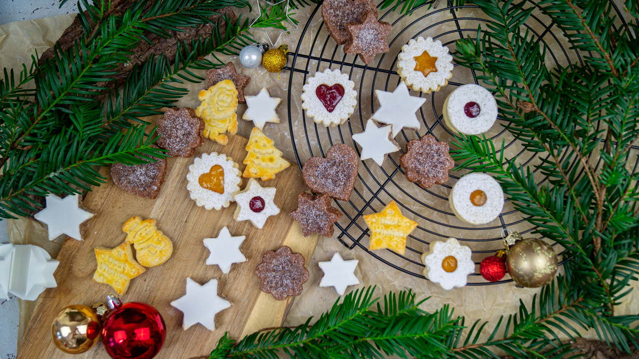 Weihnachtsguetzli backen An diesem Event werden insgesamt 4 verschiedene Guetzlisorten hergestellt. Es gibt Zimtsterne, Brunsli, Spitzbuben und selbstverständlich ganz klassisch Mailänderli. Es ist zu beachten, dass an diesem Event nicht die Herstellung der Teige, sondern die Verarbeitung und Vollendung der Guetzli im Fokus steht. Nehmen Sie nach diesem Event leckere Guetzli mit nach Hause. Aufgrund der Vielfalt ist es nicht möglich, alle Teige am selben Tag herzustellen, daher werden einige am Vortag durch unsere Confiseure und andere gleich vor Ort von den Teilnehmern selbst hergestellt.