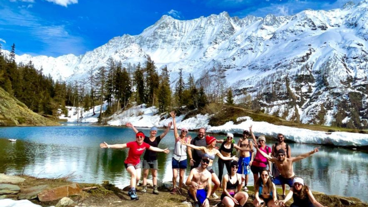 Atmung und Kälte - Teamevents In stressvollen Situationen cooler werden: im Wim Hof Workshop lernen Sie die wirkungsvolle Methode kennen und erleben das Potential von Resilienz, Achtsamkeit und Teamspirit am eigenen Körper. Gemeinsam üben wir die Atemtechnik und Sie haben die Möglichkeit im kalten Wasser zu baden. Die starke Kombination aus Mut, Entspannung und Lebensfreude liefert pure Energie und schweisst Ihr Team zusammen.