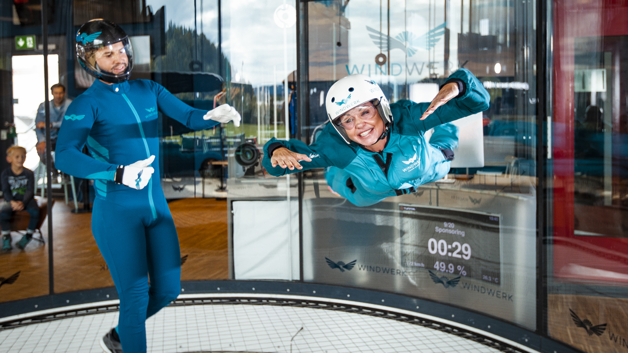 Indoor Skydiving Egal ob Polterabend, Vereinsanlass, Geburtstag oder Ausflug mit Freunden und Familie – Indoor Skydiving ist ein geniales Gruppenerlebnis für alle ab dem fünften Altersjahr. Pro Stunde können 30 Personen im Windkanal fliegen.