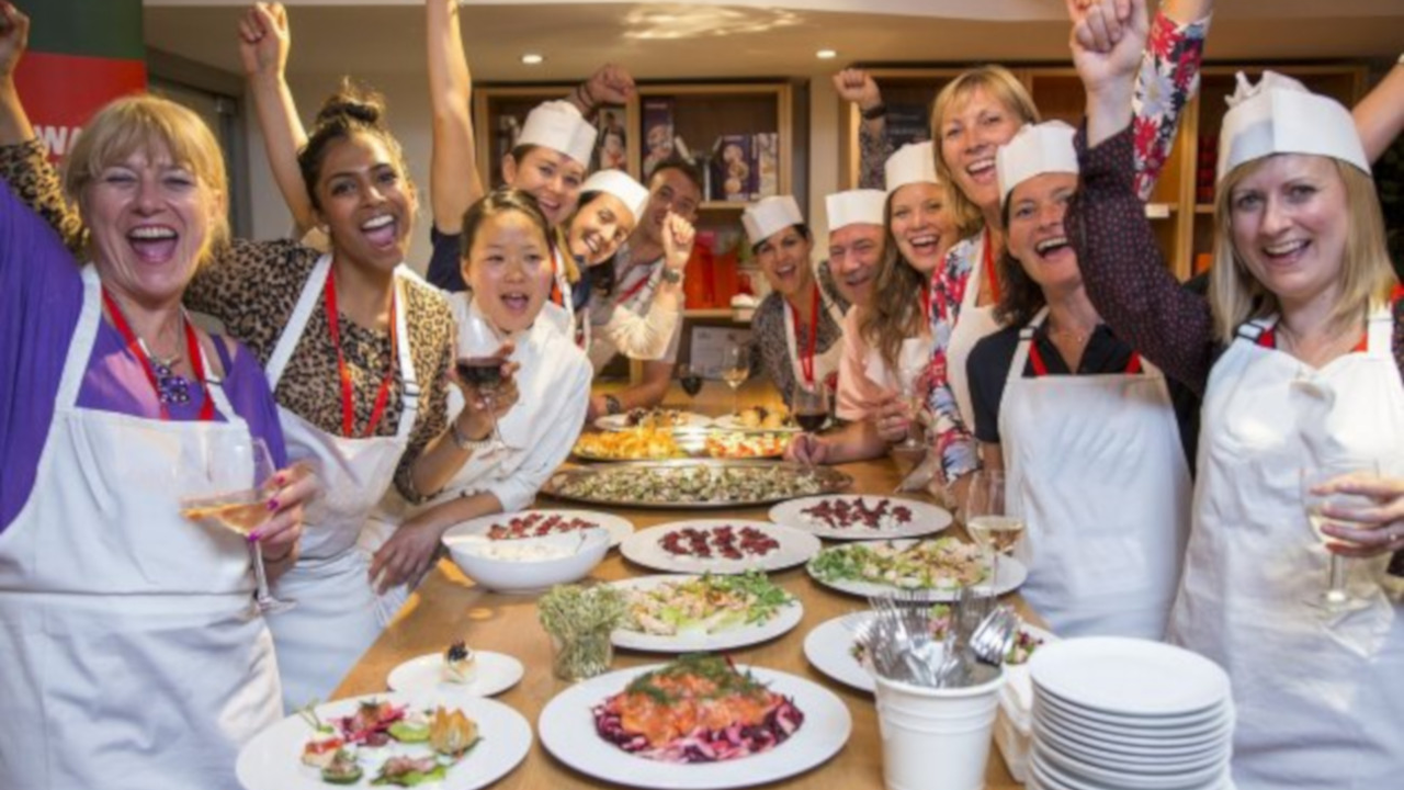 Teamkochen Schweiz Mit viel Spass werden Sie und Ihr Team gefordert. Denn Sie als Gruppe entscheiden wann, was und in welcher Qualität auf den Tisch kommt. Aber keine Angst, die Experten sind anwesend und entschärfen jede heikle Situation. Durchführungsorte: Bern, Biel, Aarau, Büron (bei Sursee), Luzern, Emmen, Allenwinden (oberhalb Zug) Zug, Hünenberg, Zürich, Basel, Wil SG und St Gallen. Weiter Regionen auf Anfrage.