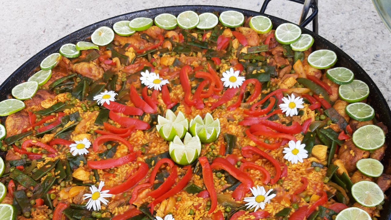Paella Teamkochen oder Catering. Kochen Sie mit Ihrem Team das traditionelle spanische Gericht wie das Original in einer grossen flachen Pfanne oder lassen Sie sich bekochen. Freuen Sie sich auf einen fröhlichen und kulinarischen Genuss. Bestellen Sie den Geschmack des Südens zu sich. Gewinner der Prestige Awards als "Catering Company of the year"