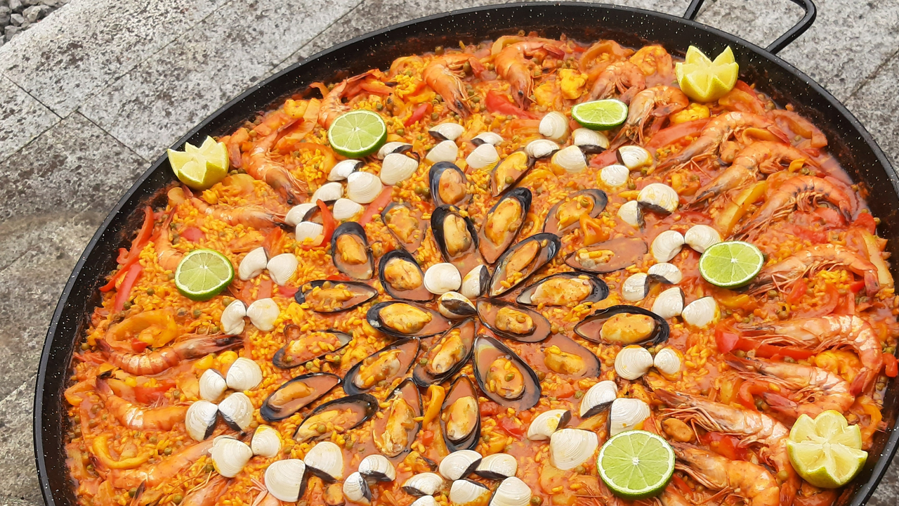 Kochen Sie mit Ihrem Team das traditionelle spanische Gericht wie das Original in einer grossen flachen Pfanne oder lassen Sie sich bekochen. Freuen Sie sich auf einen fröhlichen und kulinarischen Genuss. Bestellen Sie den Geschmack des Südens zu sich.