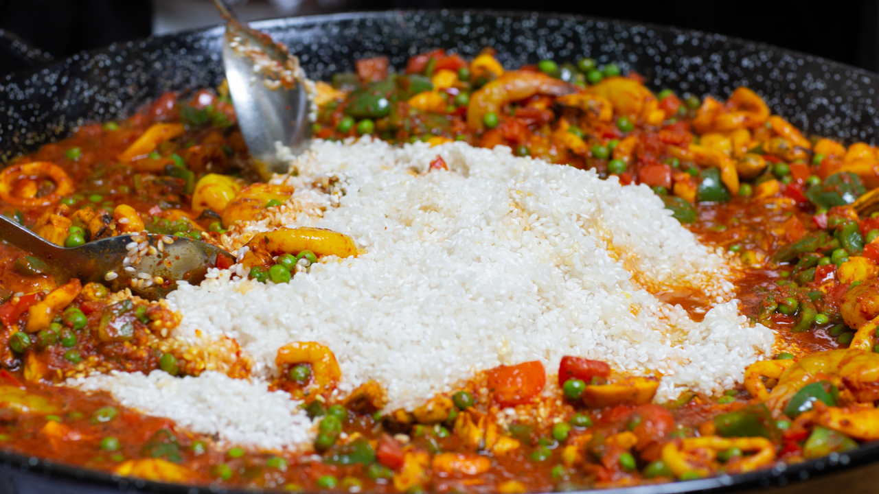 Paella Teamkochen: Kochen Sie mit Ihrem Team das traditionelle spanische Gericht wie das Original in einer grossen flachen Pfanne oder lassen Sie sich bekochen. Freuen Sie sich auf einen fröhlichen und kulinarischen Genuss. Bestellen Sie den Geschmack des Südens zu sich.
