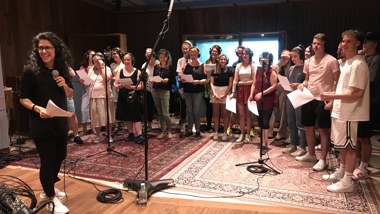 Teamsong produzieren im Studio Das Studio bieten Ihrer Firma ein exklusive Auswahl an massgeschneiderten Teamevents, die Musikgeschichte zum Greifen nah bringen. Ob eine spannende Studiotour mit Einblicken hinter die Kulissen weltbekannter Aufnahmen oder das gemeinsame Komponieren und Aufnehmen eines eigenen Teamsongs - hier wird jeder Event zu einem Erlebnis! Nur 15 Minuten von Zürich entfernt!